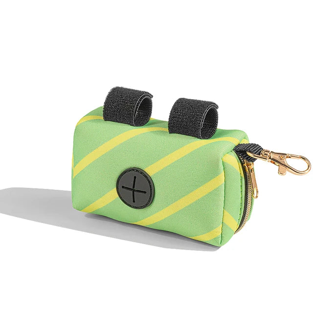 Pochette à sac de promenade pour chien, distributeur de sac avec système de fixation pratique à la laisse.