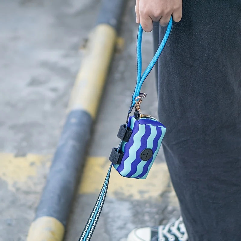 Pochette à sac de promenade pour chien, distributeur de sac avec système de fixation pratique à la laisse.